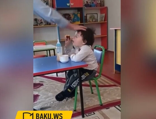 Daha bir bağçada tərbiyəçinin körpəyə qarşı vəhşiliyi görüntüləndi - VİDEO