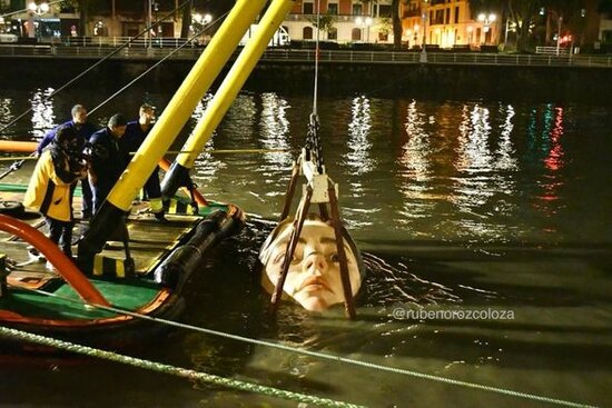 Suda "boğulan qız" ispanları bərk qorxutdu - FOTO - VİDEO