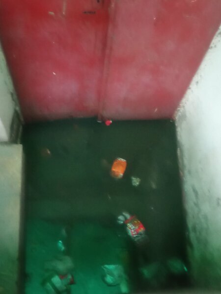 Nərimanovda binanın zirzəmidəki su bloklara çıxıb, RİH tədbir görmür (FOTO)