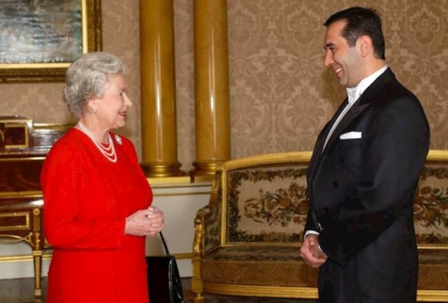 Azərbaycanlı səfiri rahat buraxmayan britaniyalı tibb bacılarının FOTOLARI