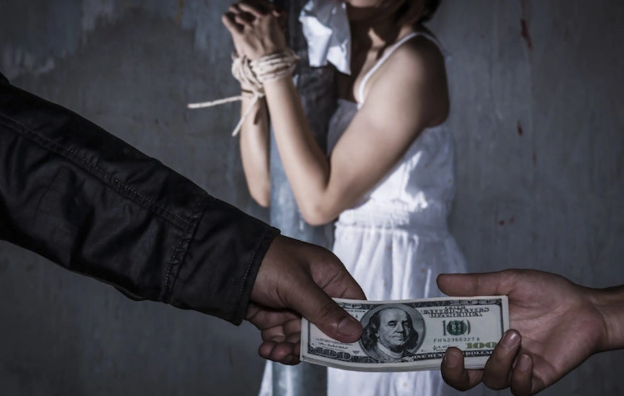 İnsan alverində ittiham olunan qadına CƏZA verildi