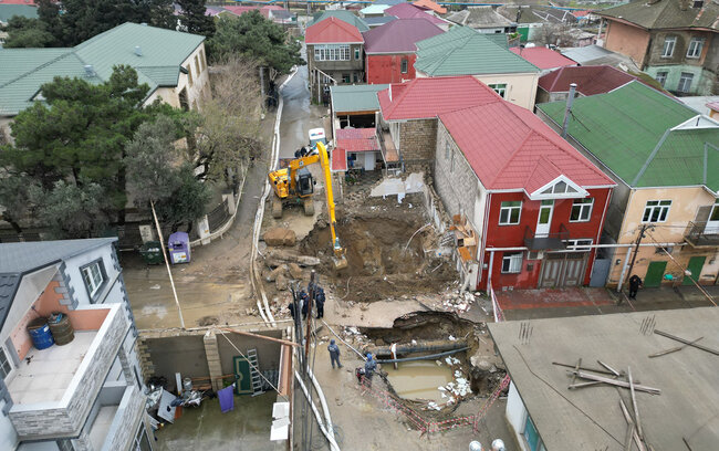 Keşlədə tamamilə sökülən evin - Fotoları