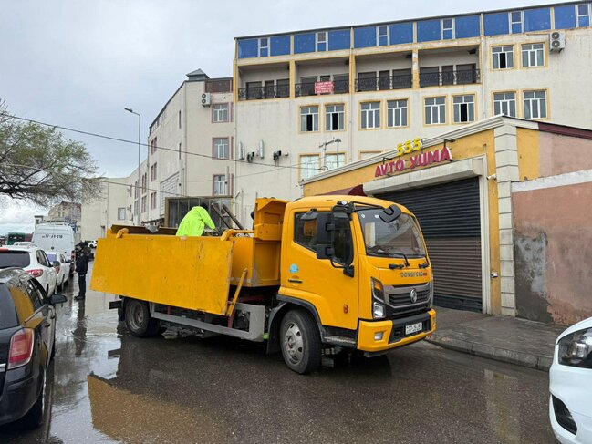 Bakıda intensiv yağışlar fəsadlar törətdi: qurumlar gücləndirilmiş rejimdə işləyir