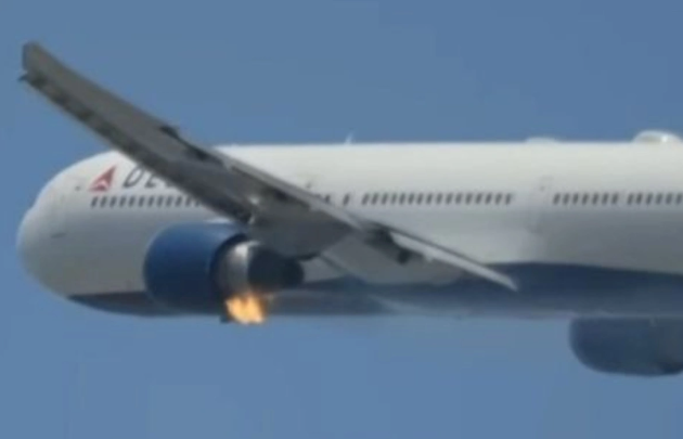 ABŞ-də təyyarə havada olarkən alovlandı