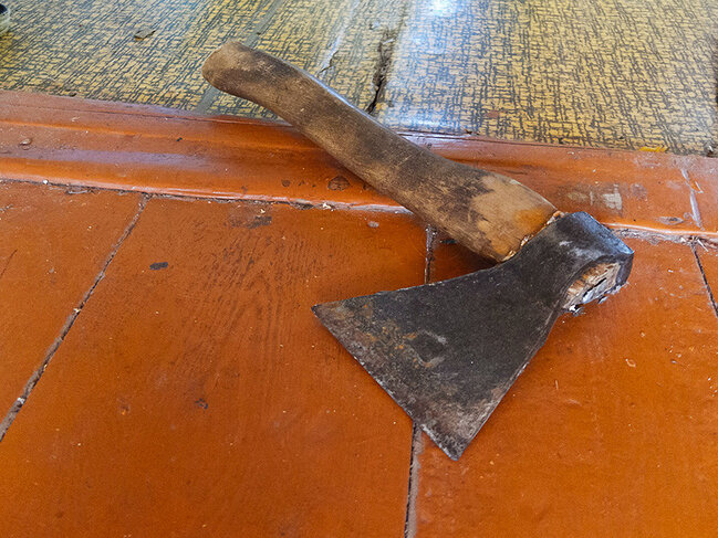 Sürücülər arasında dava: Biri baltalanıb