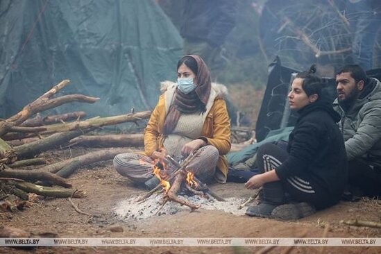 Sərhədçilər miqrantları suya basdılar - FOTO
