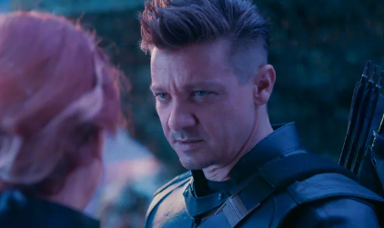 Tanınmış aktyor qar təmizləyərkən ağır xəsarət aldı