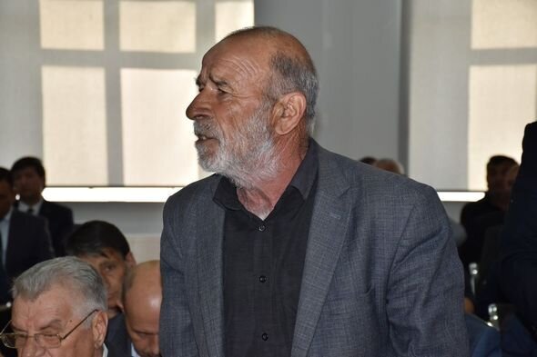 Azərbaycanda icra başçısının səsini eşitmədiyi üçün mikrofonla danışmağını istəyən əlil CƏZALANDIRILDI - FOTO