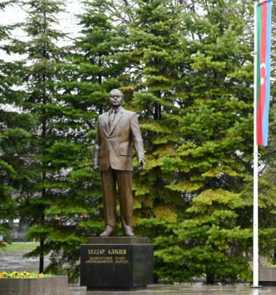 Prezident İlham Əliyev Belqradda ümummilli lider Heydər Əliyevin və serb yazıçısı Milorad Paviçin abidələrini ziyarət edib