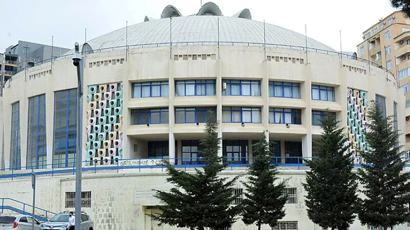 Aktyor fəhlə kimi işlədilib: Bakı Dövlət Sirkində nə baş verir? (VİDEO)