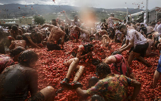 Festivalda 40 ton pomidoru bir-birinə atdılar - Fotolar