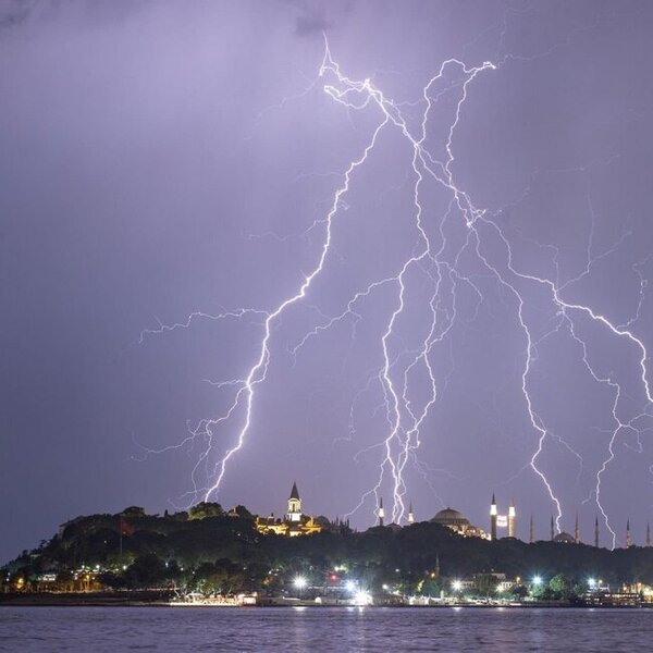 İstanbulda sel fəlakətində 2 nəfər öldü - Video + Yenilənib