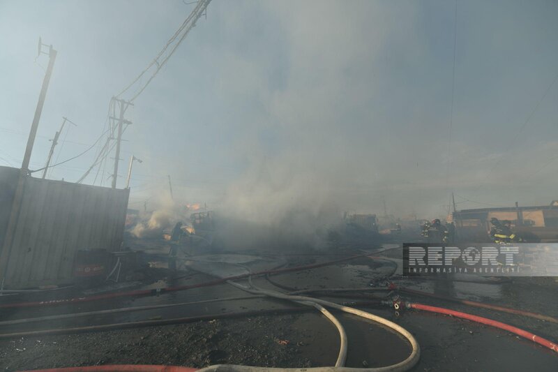 Bakıda taxta bazarında baş verən yanğın yerindən FOTOLAR