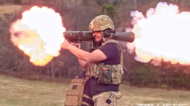 Video üçün canından olurdu! Raketatan məşhur yutuberin əlində partladı - VİDEO