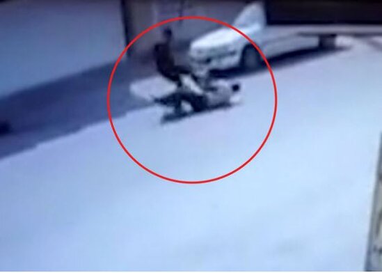 İranda polislər hər iki ayağı sınan siyasi fəalı qəddar şəkildə döydülər – VİDEOhttps://sonxeber.az/267531/iranda-polisler-her-iki-ayagi-sinan-siyasi-