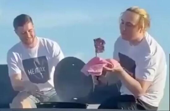 Tıxaca düşüb, maşının arxasında kabab bişirdilər - VİDEO