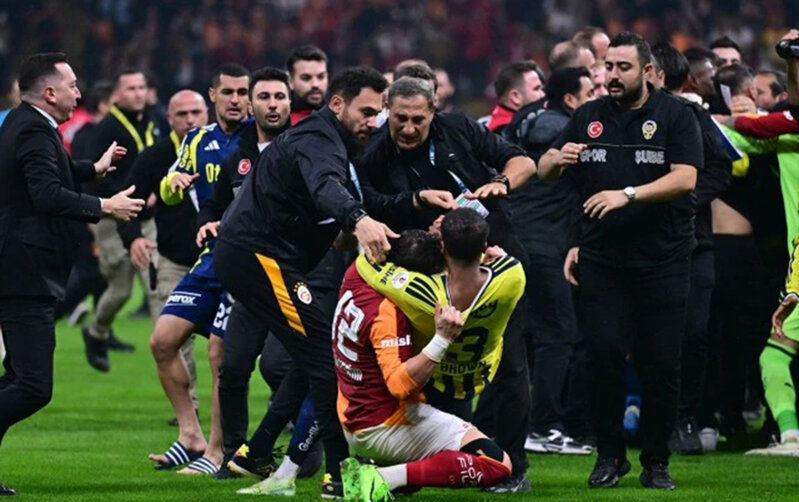 "Fənərbaxça" və "Qalatasaray"ın futbolçuları cəzalandırıldı