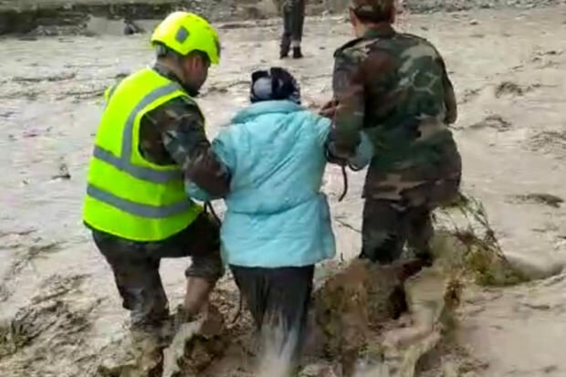 Şamaxıda sel təhlükəsi ilə üzləşən dörd qadın xilas edildi -FOTO/VİDEO