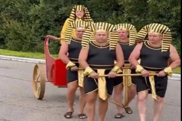 Azərbaycanlı biznesmen "fironluq" etdi - Qulların əhatəsində