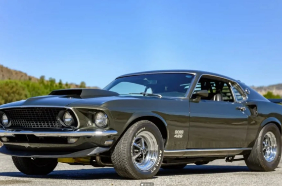 Nadir "Ford Mustang" avtomobili hərraca çıxarılıb