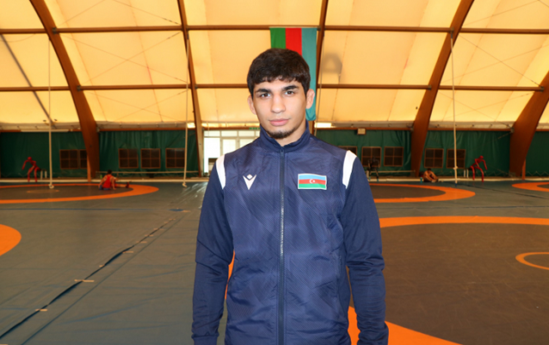 Ermənistan himninə görə kürsünü tərk edən güləşçimizin medalı alındı - Video