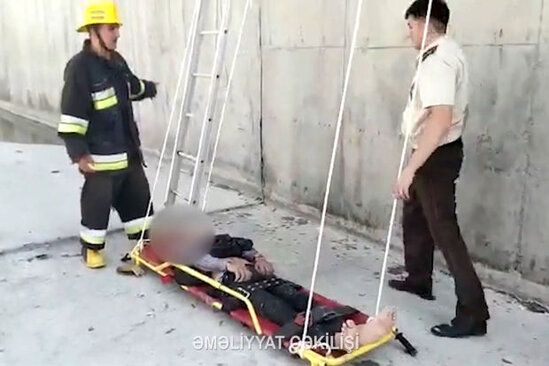 Azərbaycanda gənc oğlan kanala yıxılaraq xəsarət alıb - VİDEO