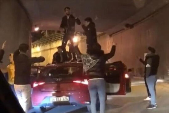 Hərbi xidmətə getməyə hazırlaşan gənclər İstanbulu bir-birinə vurdu - VİDEO