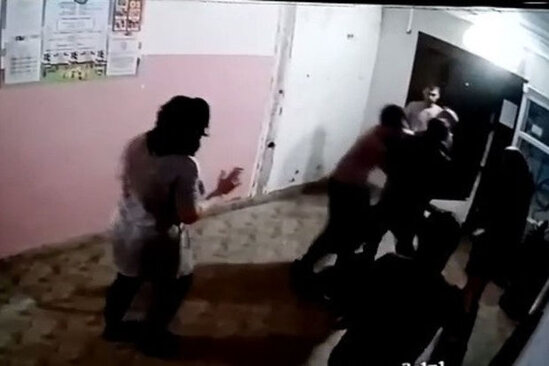 Onları sakitliyə riayət etməyə dəvət edən binanın sakinini döyərək öldürən gənclərə hökm oxundu - VİDEO