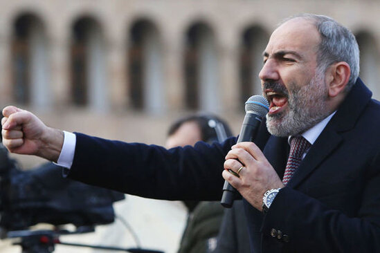 Ermənistanda Paşinyanı təhqirə görə vətəndaş 1000 dollar cərimələndi