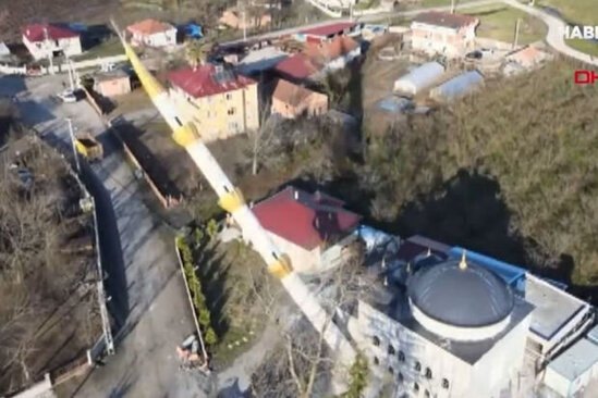 Türkiyədə qəzalı vəziyyətdə olan minarə uçuruldu – ANBAAN VİDEO