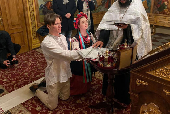 Dünya gündəminə düşən ukraynalı cütlük: Nikah kəsdirib cəbhəyə yollandılar - VİDEO