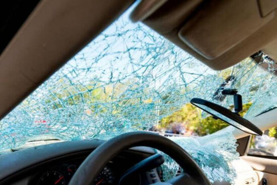 Bakıda avtomobil şadlıq evinə çırpıldı: Xəsarət alanlar var - VİDEO