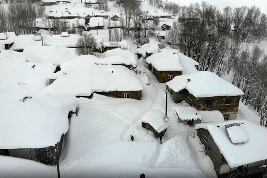 Kənd qarın altında qaldı: İnsanlar evlərindən tunel qazaraq çıxır - FOTO