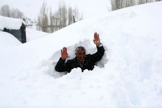 Kənd qarın altında qaldı: İnsanlar evlərindən tunel qazaraq çıxır - FOTO