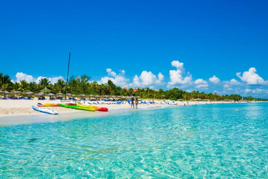 Daha bir ölkə turistlər üçün koronavirus məhdudiyyətlərini ləğv edir