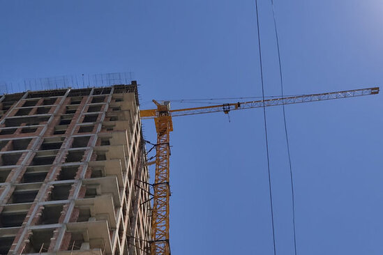 Bakıda tikinti şirkətinə krandan istifadə etmək QADAĞAN OLUNDU - VİDEO
