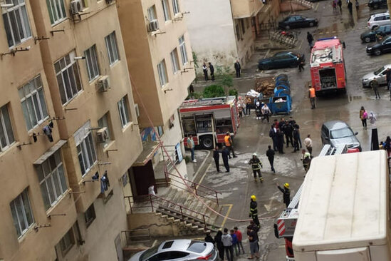 Xırdalanda yaşayış binasında yanğın olub: Sakinlər təxliyə ediliblər