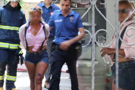Antalyada əlində bıçaq olan qadın hoteli yandırmaq istədi - VİDEO/FOTO