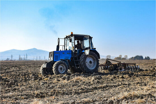 Traktoru işlək vəziyyətdə təmir edən şəxs öldü