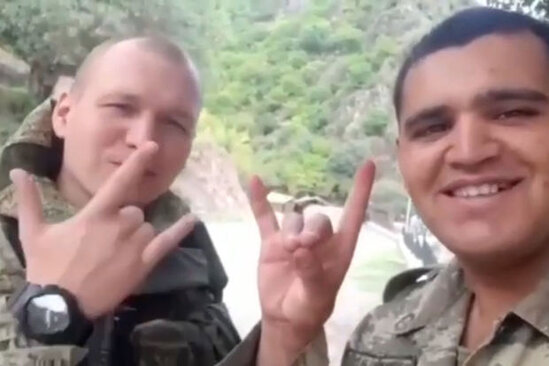 15 saniyəlik görüntü ilə ermənilərə od qoyan hərbçimiz: Sülhməramlıya "bozqurd" işarəsini öyrətdi - VİDEO