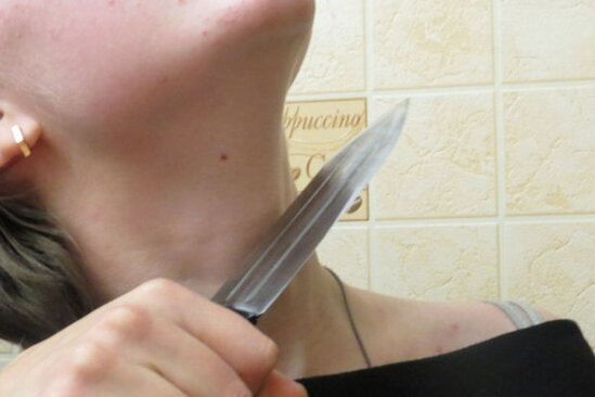 Bərdədə qadın boğazını kəsib özünü öldürdü