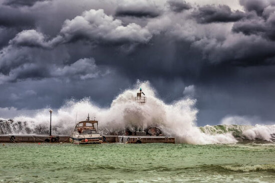 Yaponiyada xəbərdarlıq: Güclü tayfun yaxınlaşır