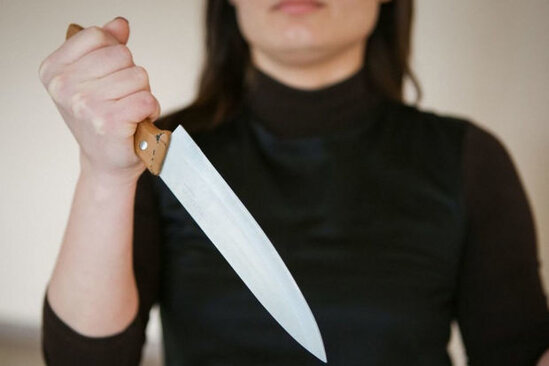 Toydan gələn qayınana kürəkənini bıçaqladı - MƏHKƏMƏ