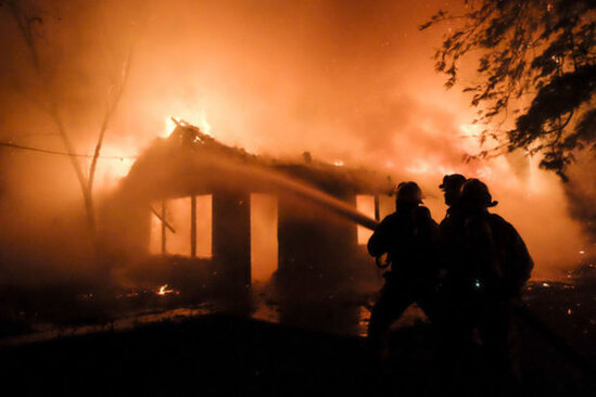 İçində insanlar olan evi yandırdı