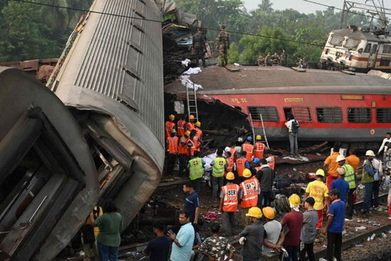 Hindistanda qatarların toqquşması nəticəsində ölənlərin sayı 294 nəfərə çatıb, 1 000-dən çox insan yaralanıb