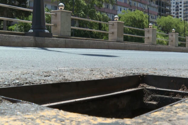 Bakıda yolda lükların üstü açıq qalıb: Ərazi sürücü və piyadalar üçün təhlükəlidir - VİDEO