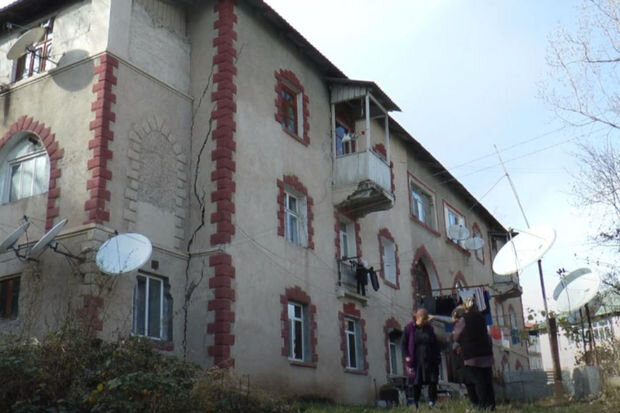 Üçmərtəbəli yaşayış binasi hər an uça bilər - VİDEO