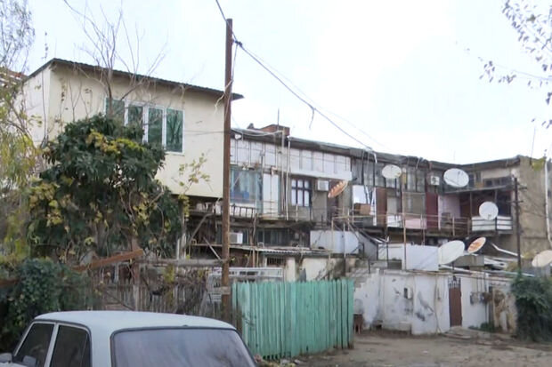 Əmircanda bir əsrdən çox yaşı olan binada təhlükə - VİDEO