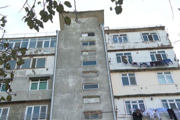 Bakıda yaşayış binası qəzalı vəziyyətdədir - VİDEO
