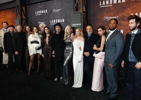 Kim deyər 63 yaşındadır? Məşhur ulduz qalada göz qamaşdırdı - FOTO